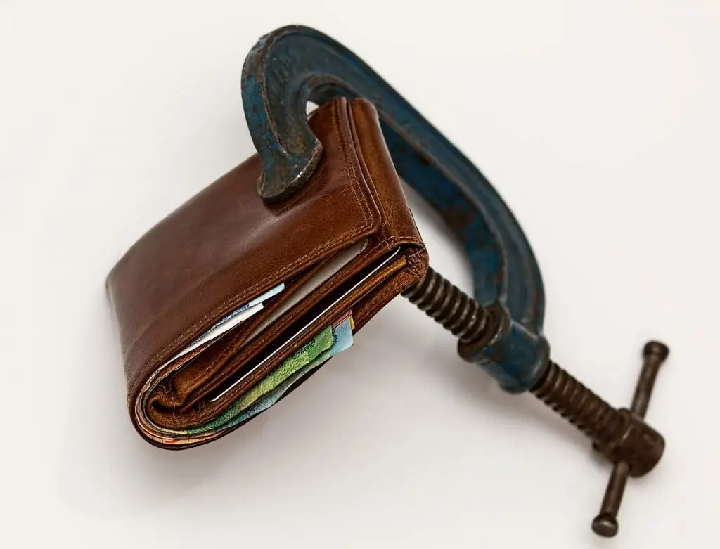 La falta de dinero lleva a menos libertad La falta de dinero lleva a menos libertad